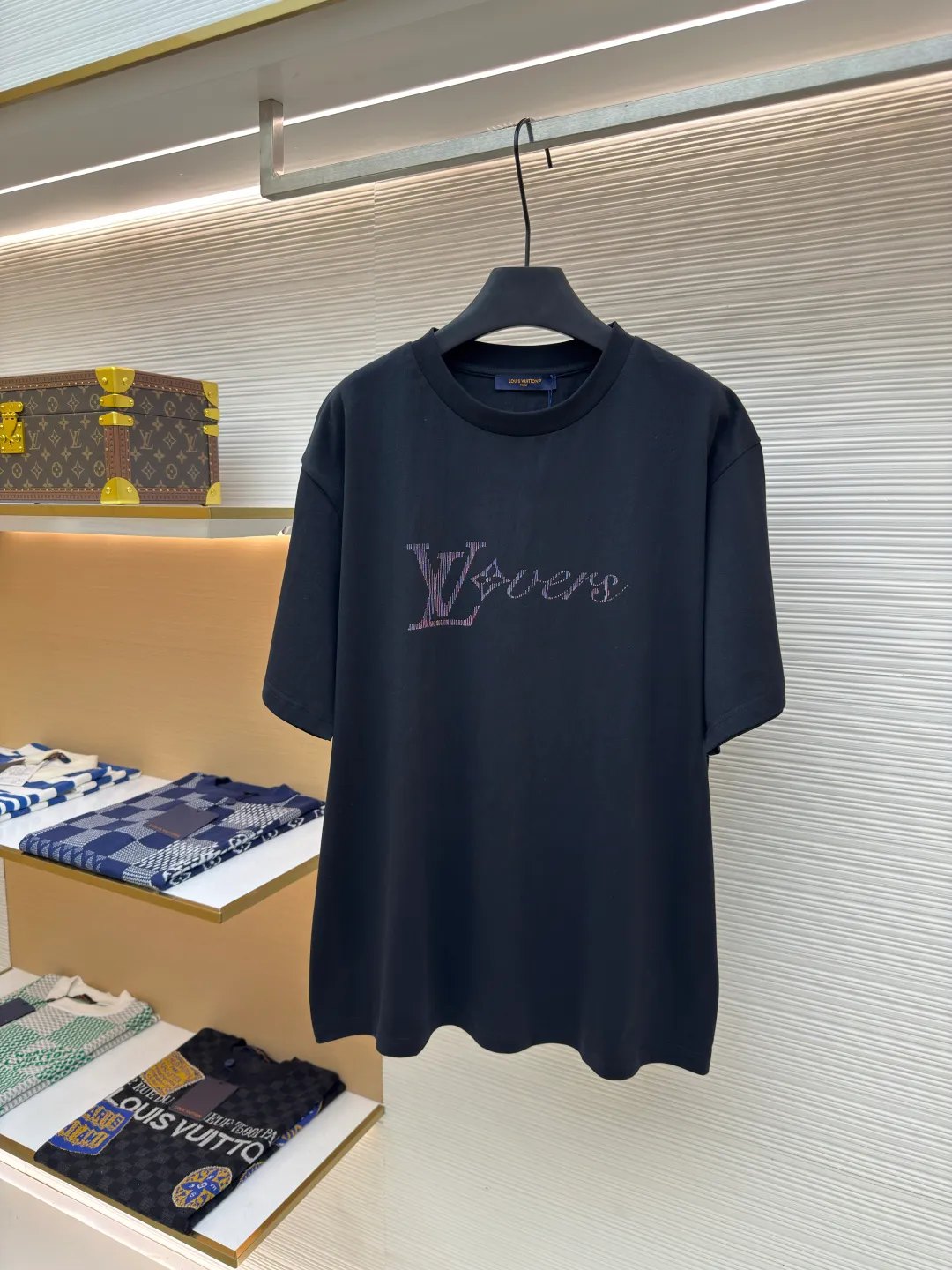 LOUIS VUITTON sequin letter short sleeves ●Authentic product: Purchased and developed by 8989 ●Item number: 1680196-A00 ●Fabric: single yarn compact fine cotton ●Technology: wool washed ●Version: fitted version ●Weight: about 310 grams ●Size: S-M-L-XL ●Description: Made of combed cotton fabric, 100% cotton, the fabric is custom-woven and dyed, the upper body is supple, and the sequined embroidered letters make the garments gorgeous, high-end, brand-element, colorful, and the first choice for contemporary young people. The heavy-duty sequin embroidery uses imported embroidery machines, YB has consistent positioning, and is three-dimensional and full! There are requirements for the machine, the sequins are tightly arranged and orderly, loose version, the same style for men and women!